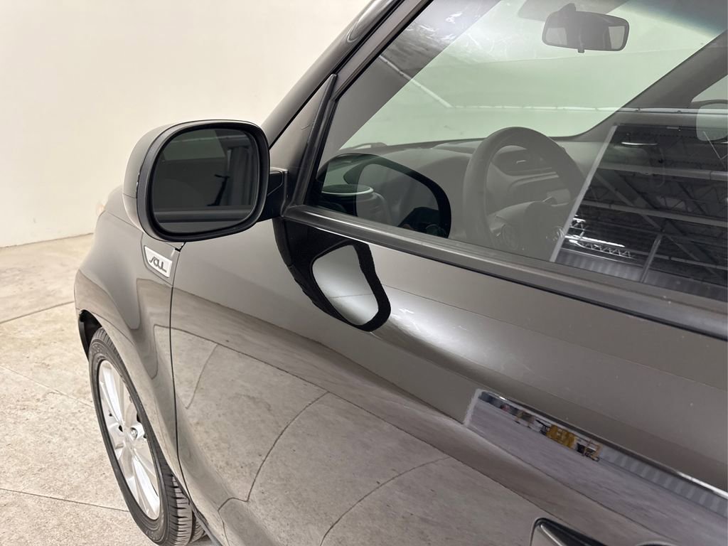 Used 2016 Kia Soul + image 17