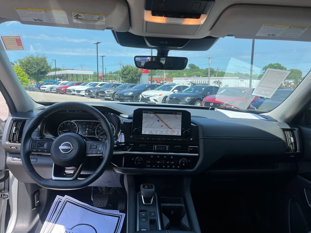 Used 2025 Nissan Pathfinder SL FWD image 22