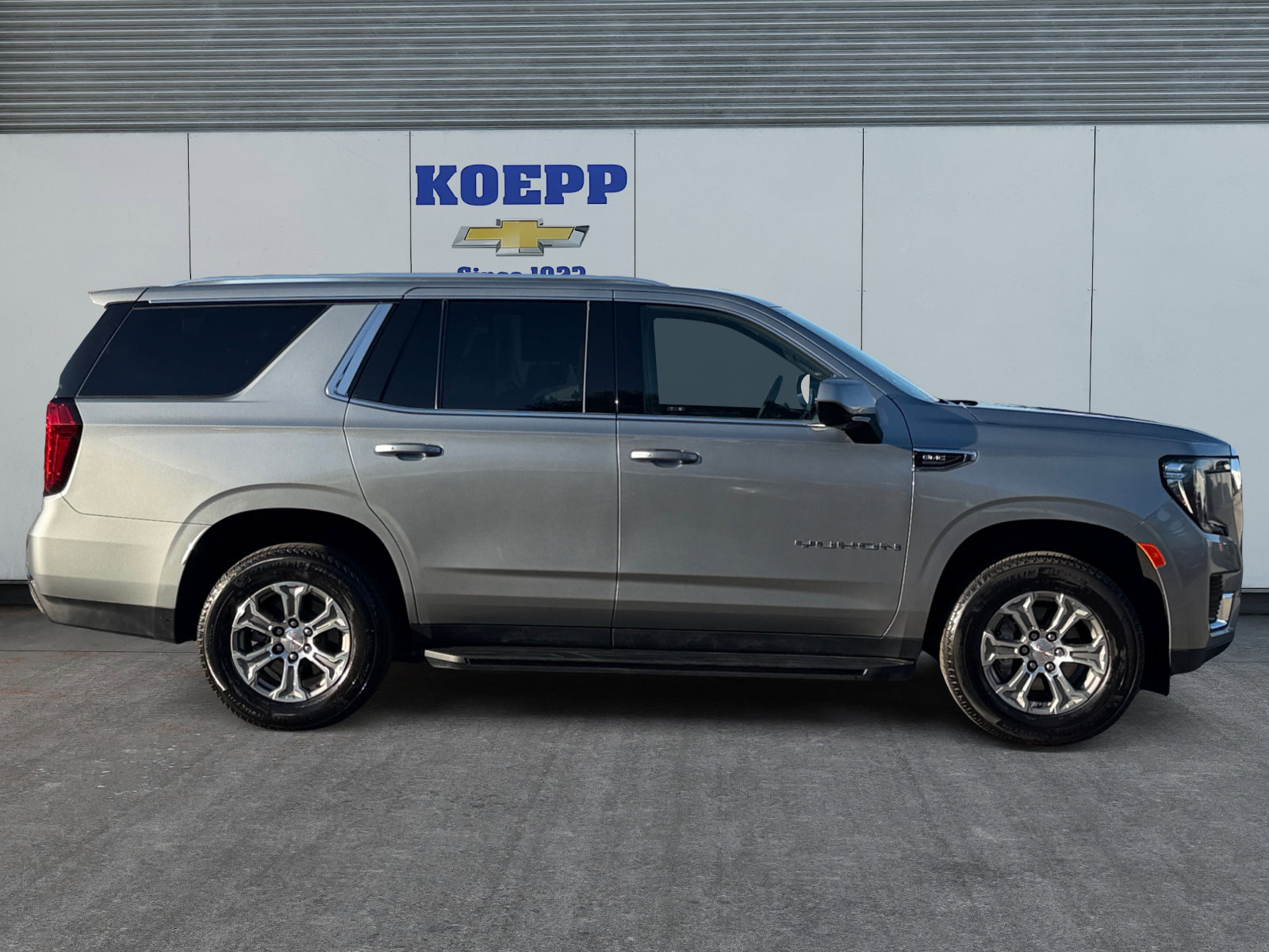 Used 2024 GMC Yukon SLE RWD image 6