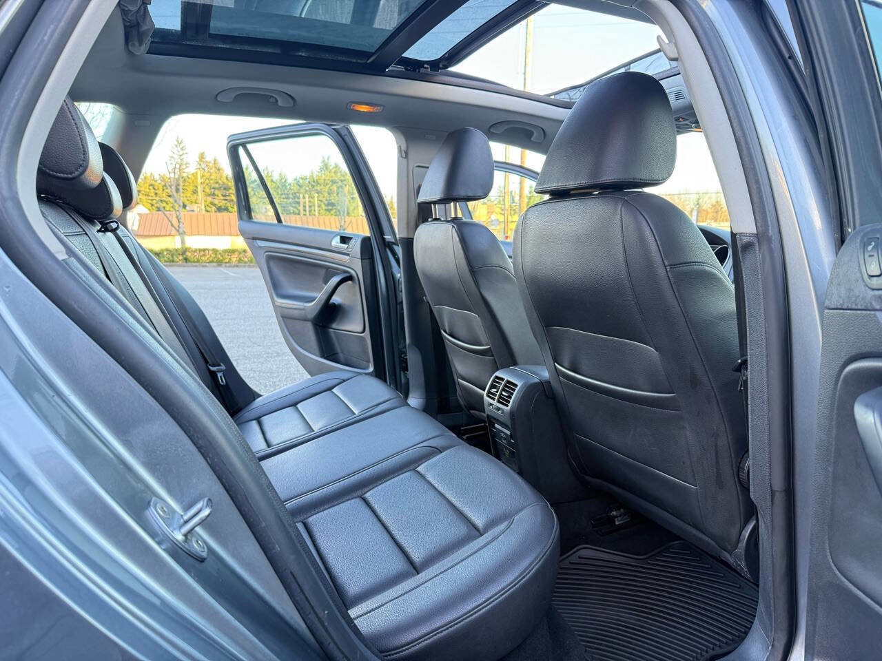 Used 2010 Volkswagen Jetta TDI FWD image 19