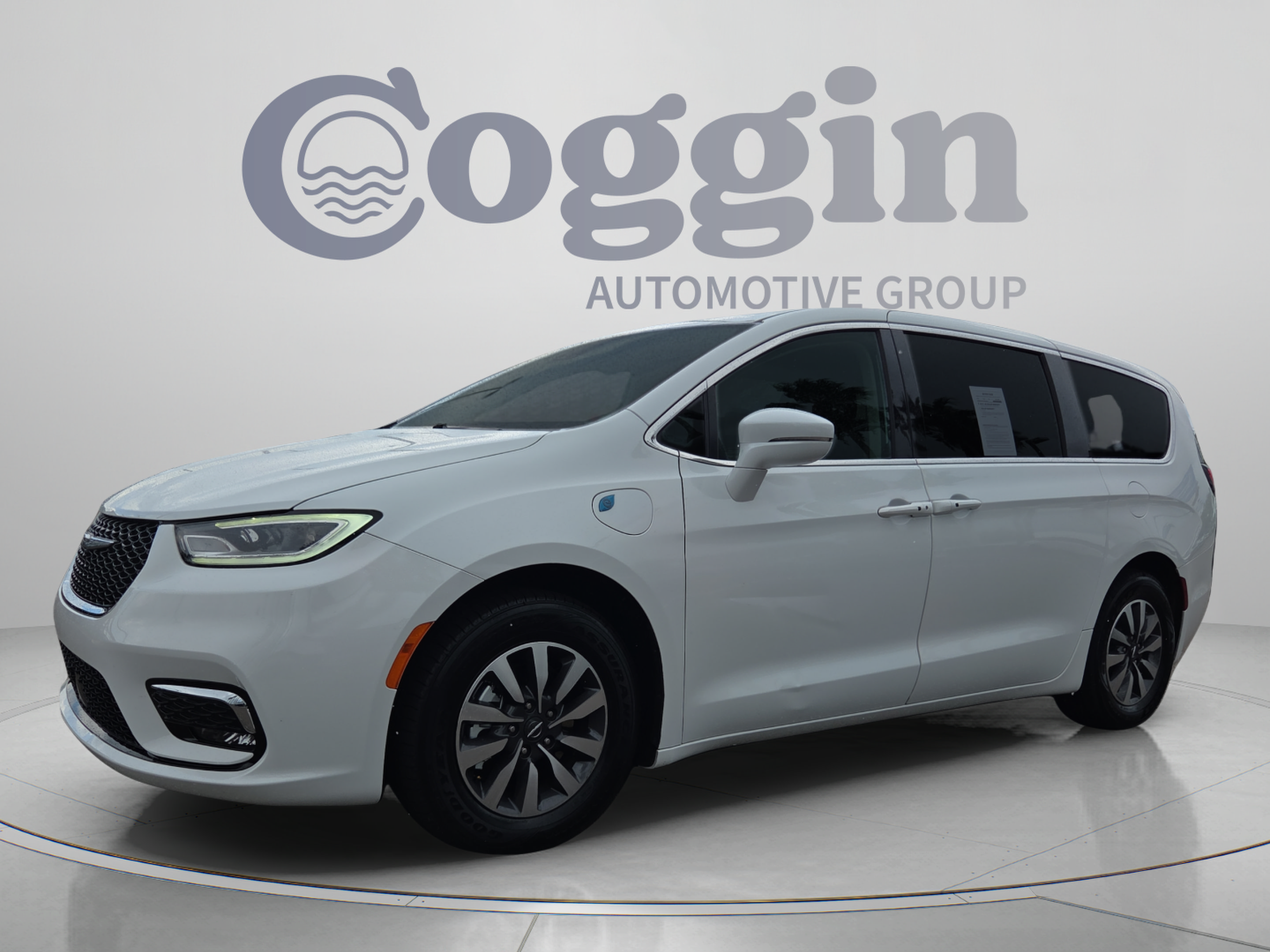 Used 2022 Chrysler Pacifica Touring-L FWD image 1