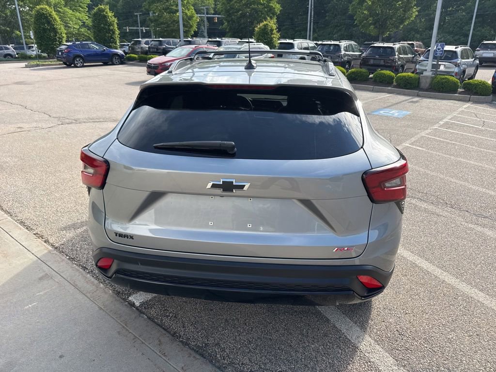 Used 2024 Chevrolet Trax RS w/ Sunroof Package FWD image 3