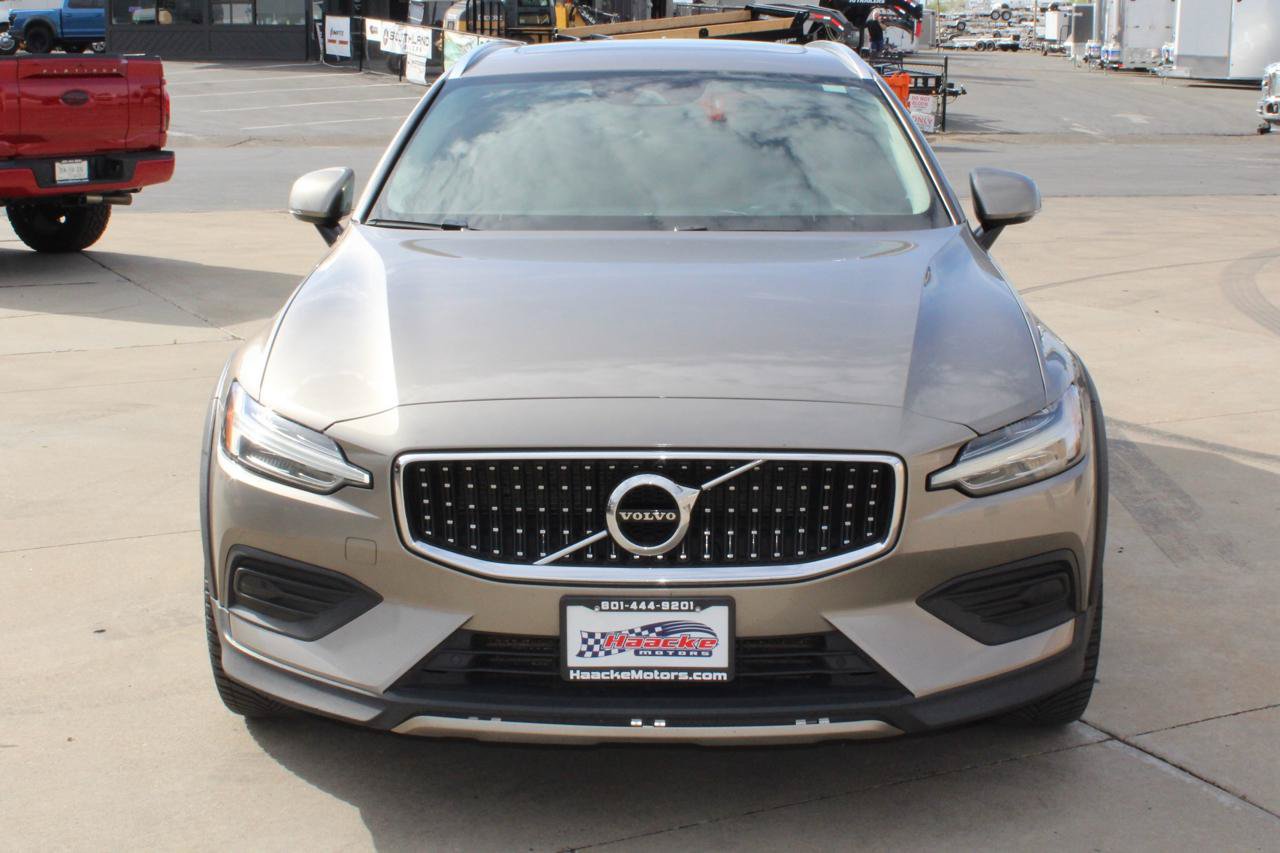Used 2020 Volvo V60 T5 Cross Country image 3