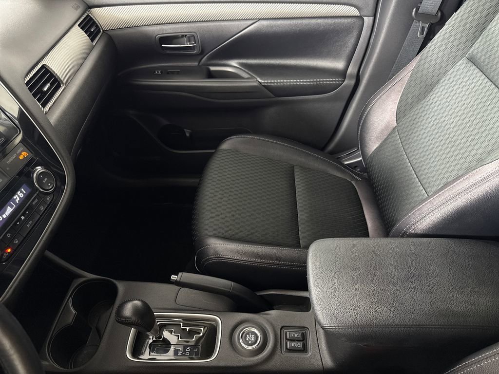 Used 2015 Mitsubishi Outlander SE image 17