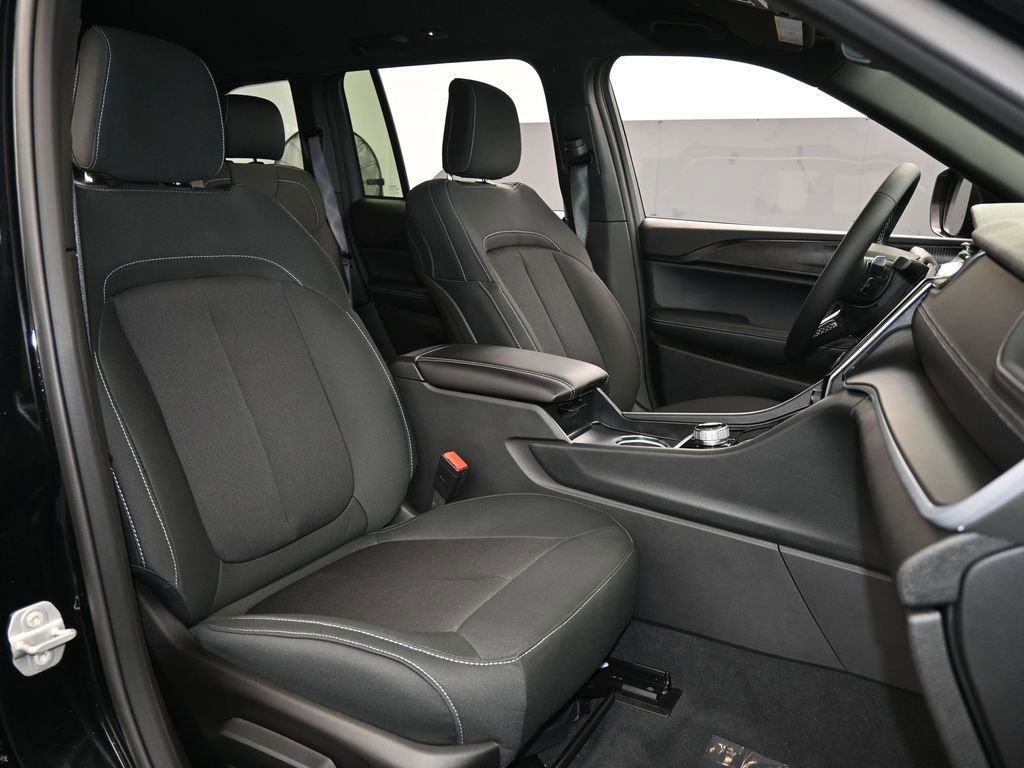 Used 2025 Jeep Grand Cherokee Laredo image 39