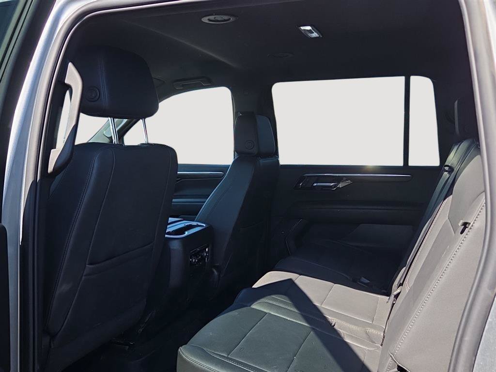 Used 2026 Chevrolet Suburban LT AWD/4WD image 4