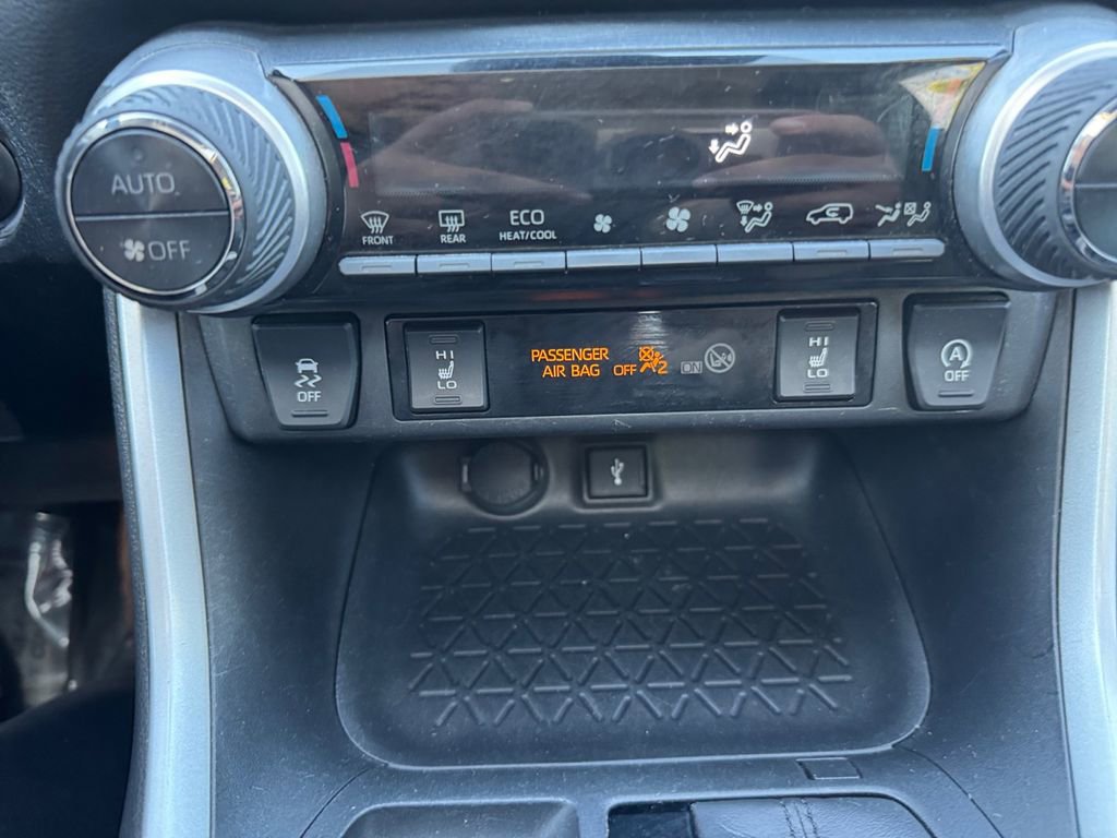 Used 2020 Toyota RAV4 XLE w/ Convenience Package AWD/4WD image 23