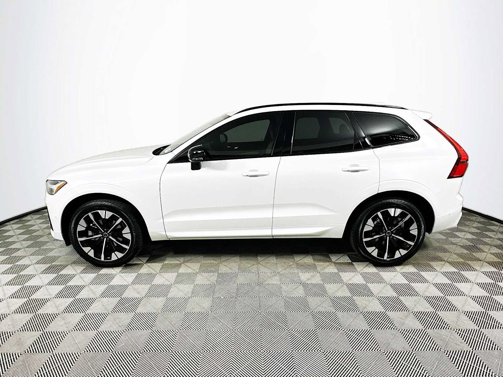 Used 2026 Volvo XC60 B5 Plus w/ Protection Package Premier AWD/4WD image 4
