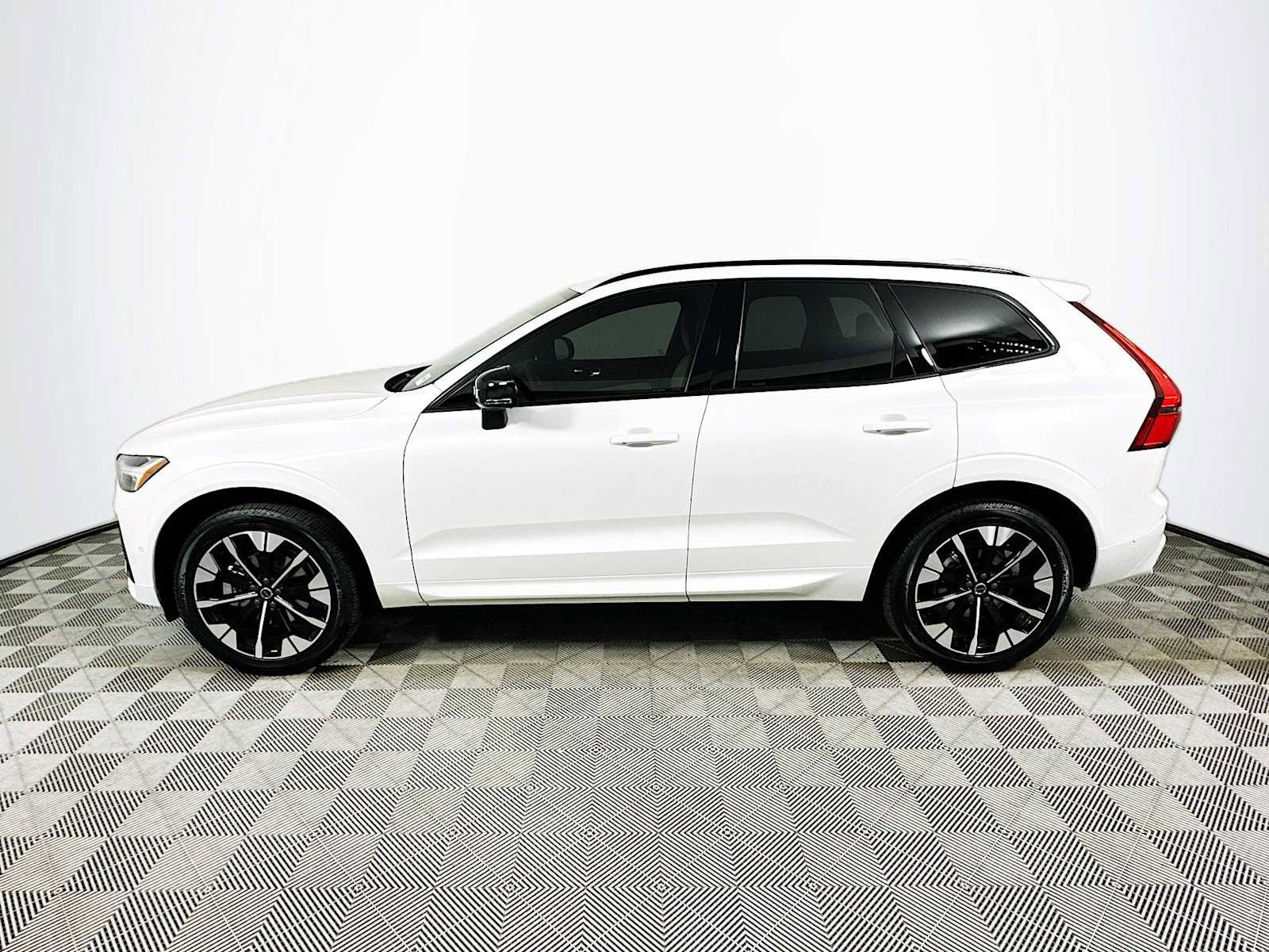 Used 2026 Volvo XC60 B5 Plus w/ Protection Package Premier AWD/4WD image 4