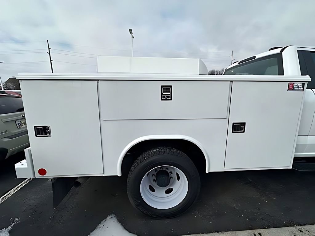New 2025 Ford F550 4x4 Regular Cab Super Duty image 8