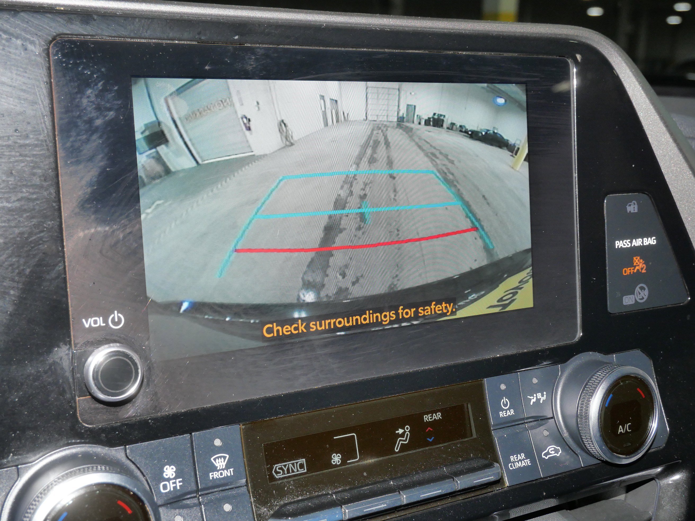 Used 2023 Toyota Highlander LE AWD/4WD image 32