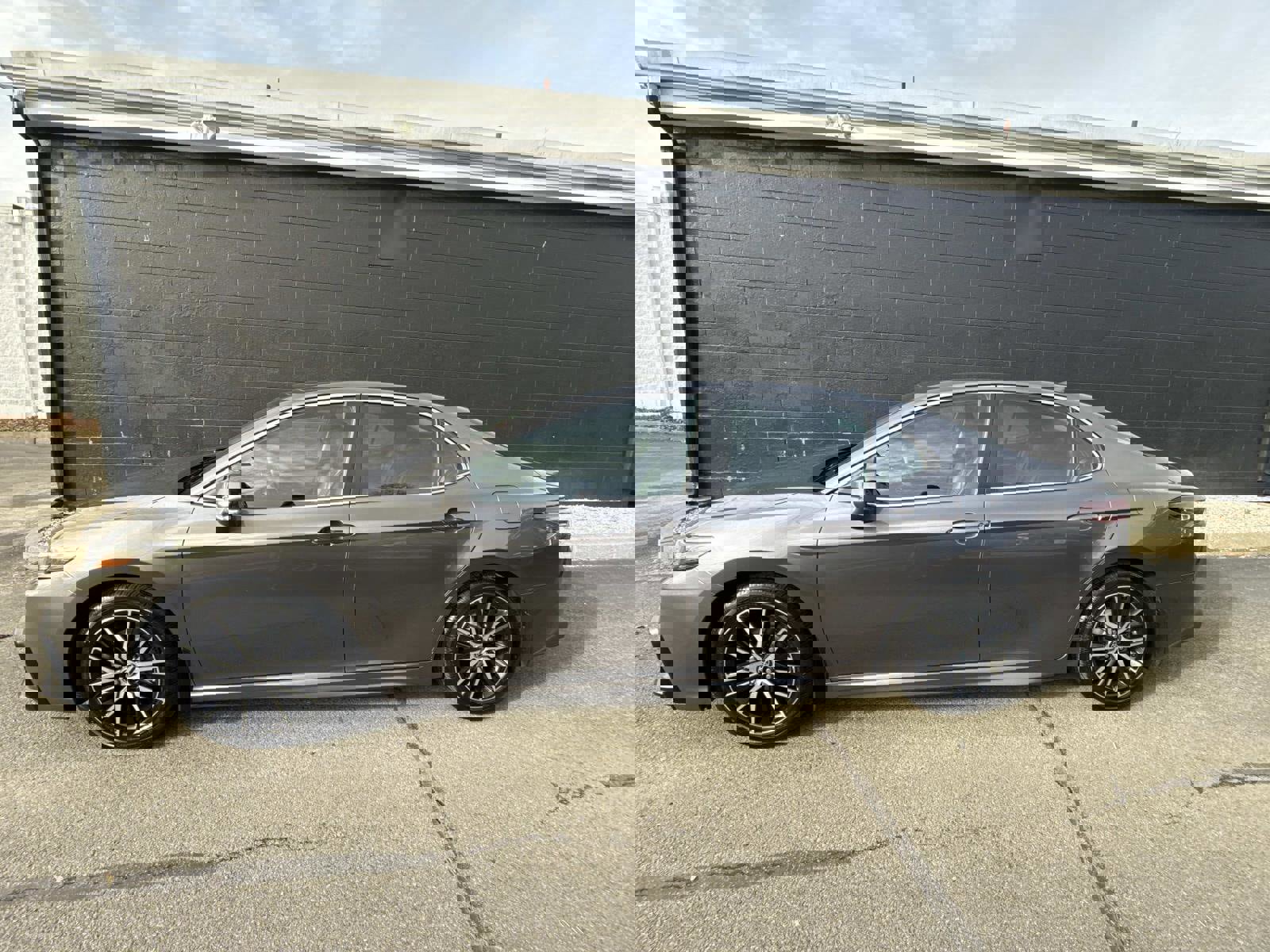 Used 2023 Toyota Camry SE w/ Cold Weather Package image 6