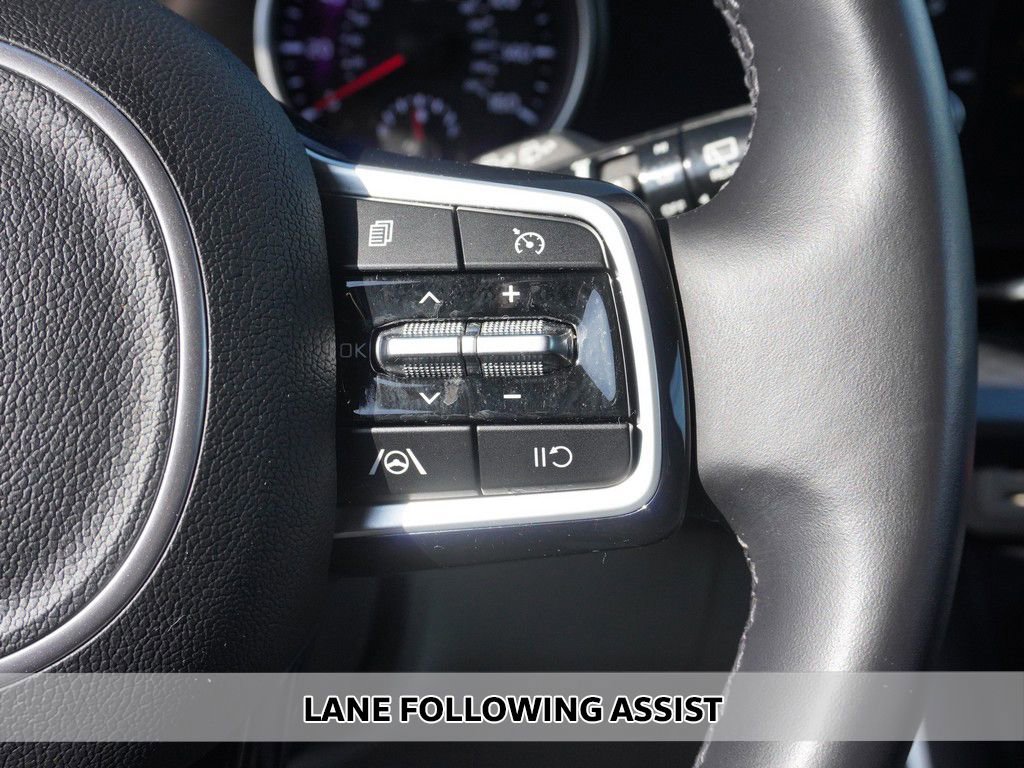 Used 2023 Kia Carnival LX image 3