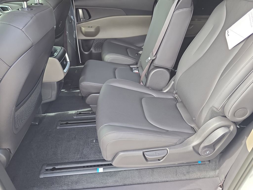 New 2026 Kia Carnival EX image 17