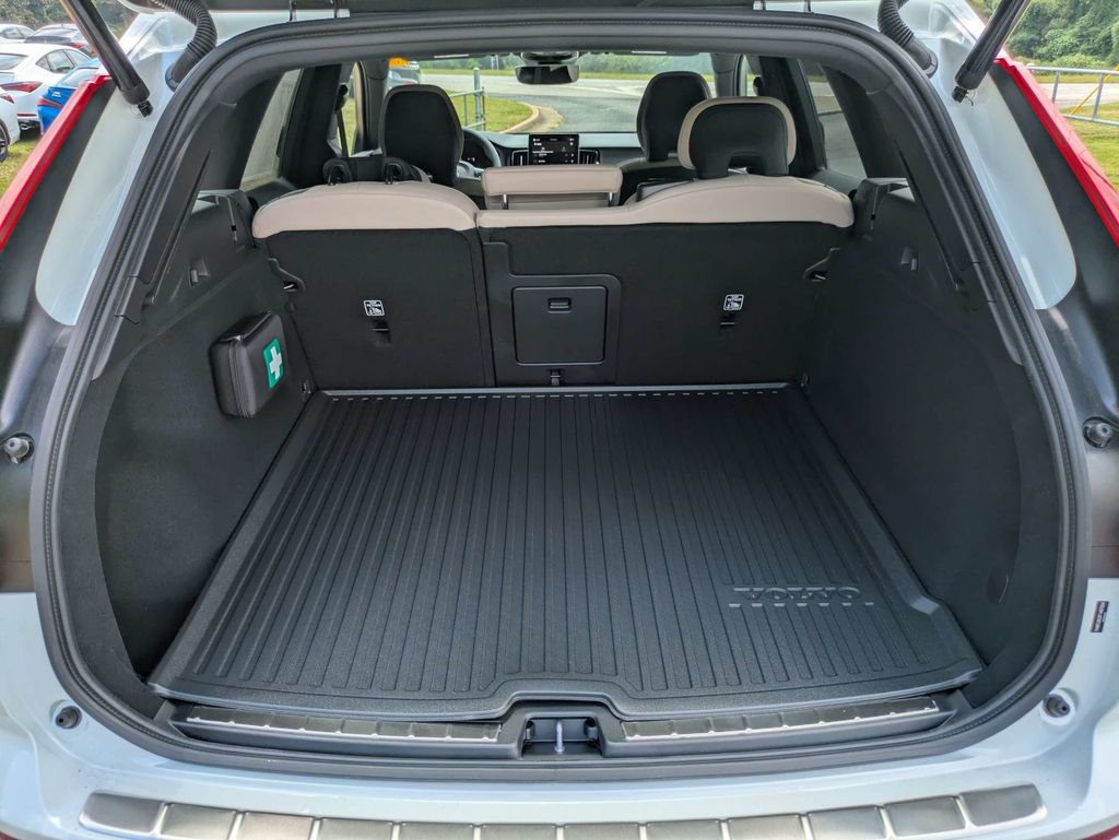 New 2026 Volvo XC60 B5 Plus w/ Protection Package Premier AWD/4WD image 13