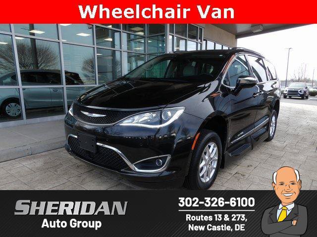 Used 2018 Chrysler Pacifica Limited w/ Tire & Wheel Group image 1