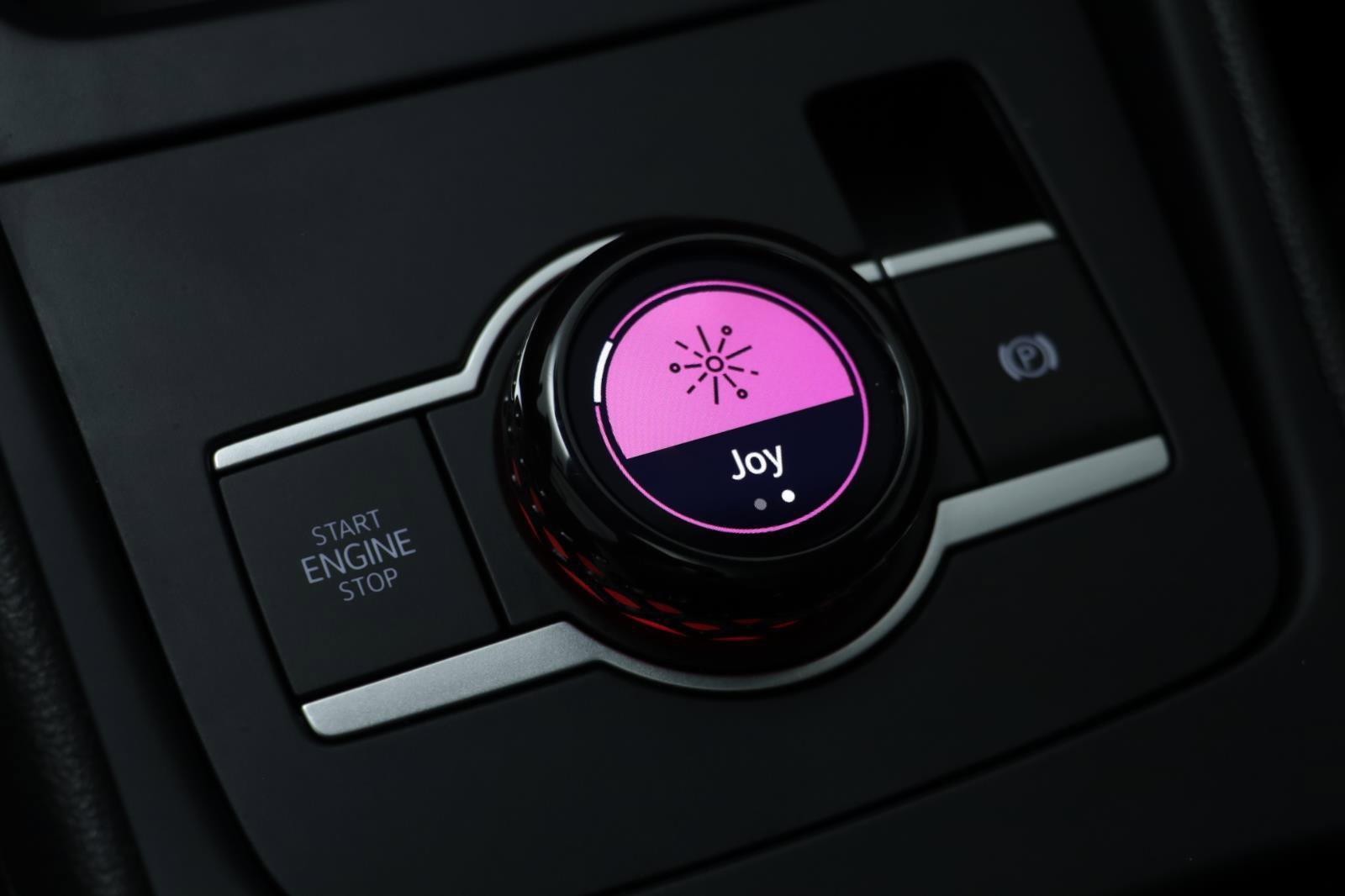 Used 2025 Volkswagen Tiguan SE w/ Panoramic Sunroof Package image 10