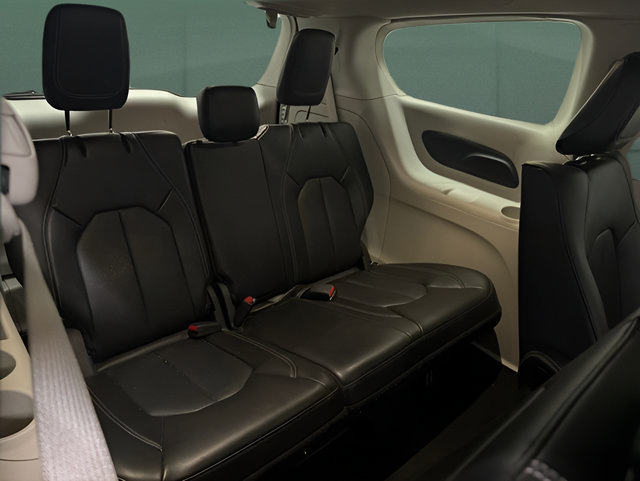 Used 2024 Chrysler Pacifica Limited FWD image 16