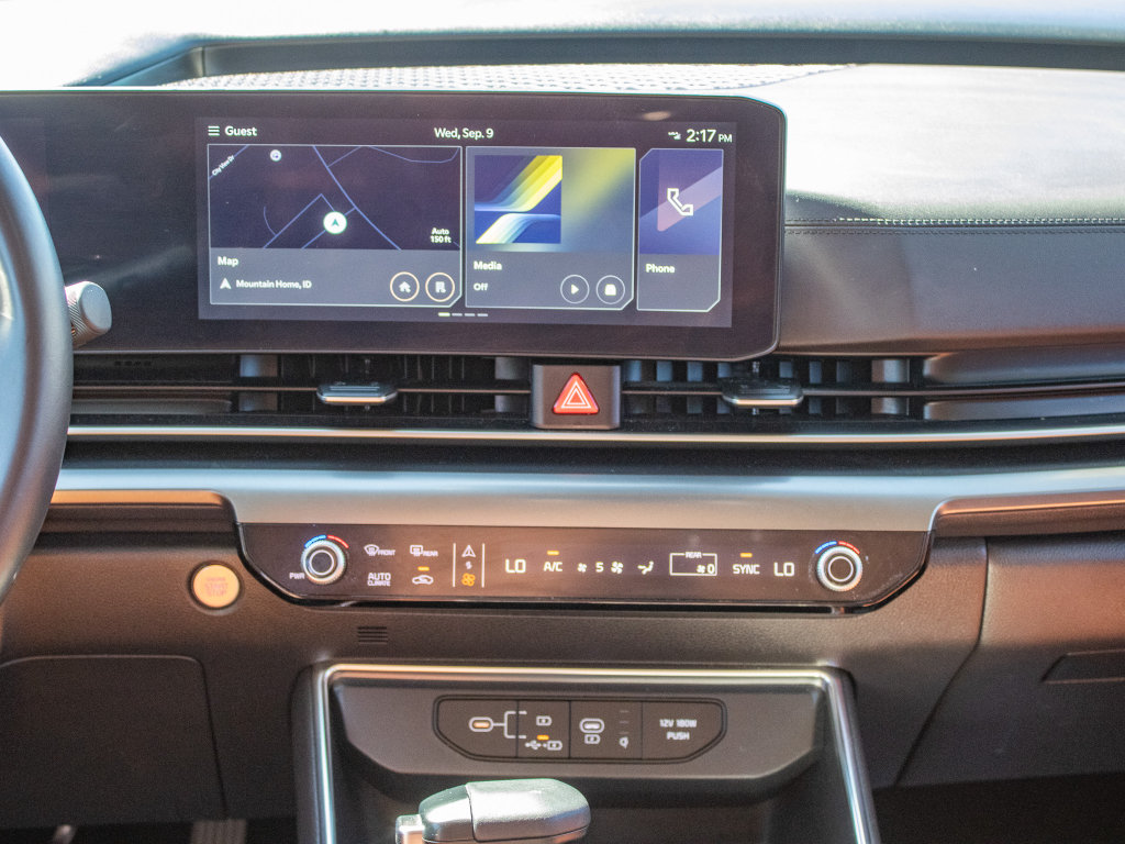 Used 2025 Kia Carnival SX w/ SX Dark Edition Package FWD image 23