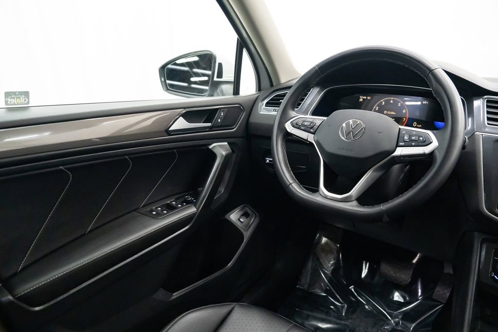 Used 2024 Volkswagen Tiguan SE image 11