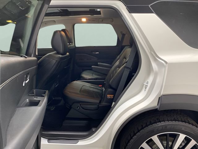 Used 2024 Nissan Pathfinder Platinum AWD/4WD image 25