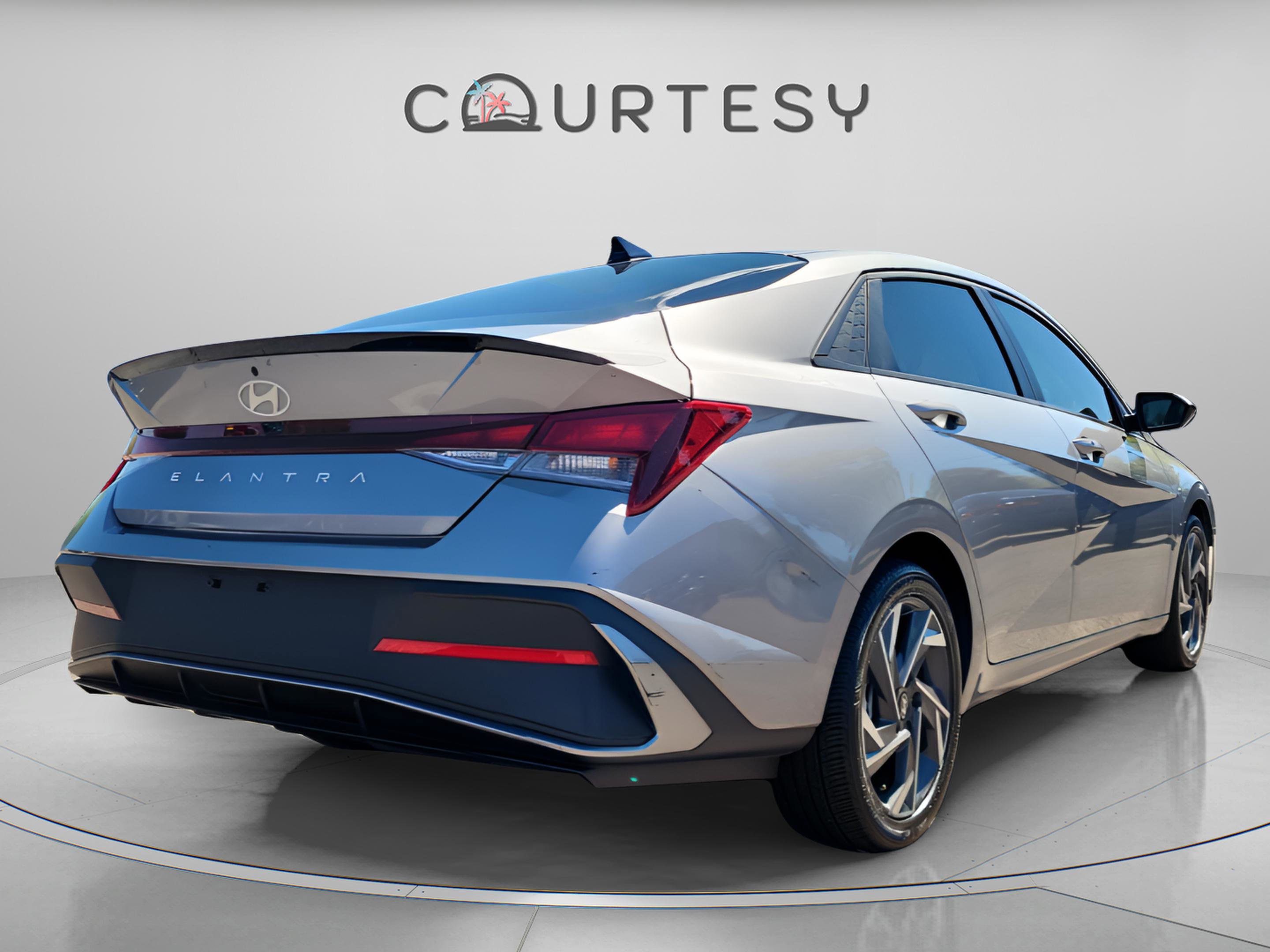 Used 2025 Hyundai Elantra Sport image 3