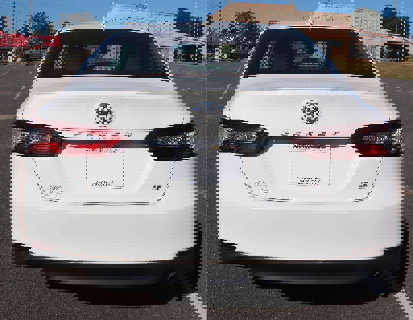 Used 2020 Toyota Camry LE image 5