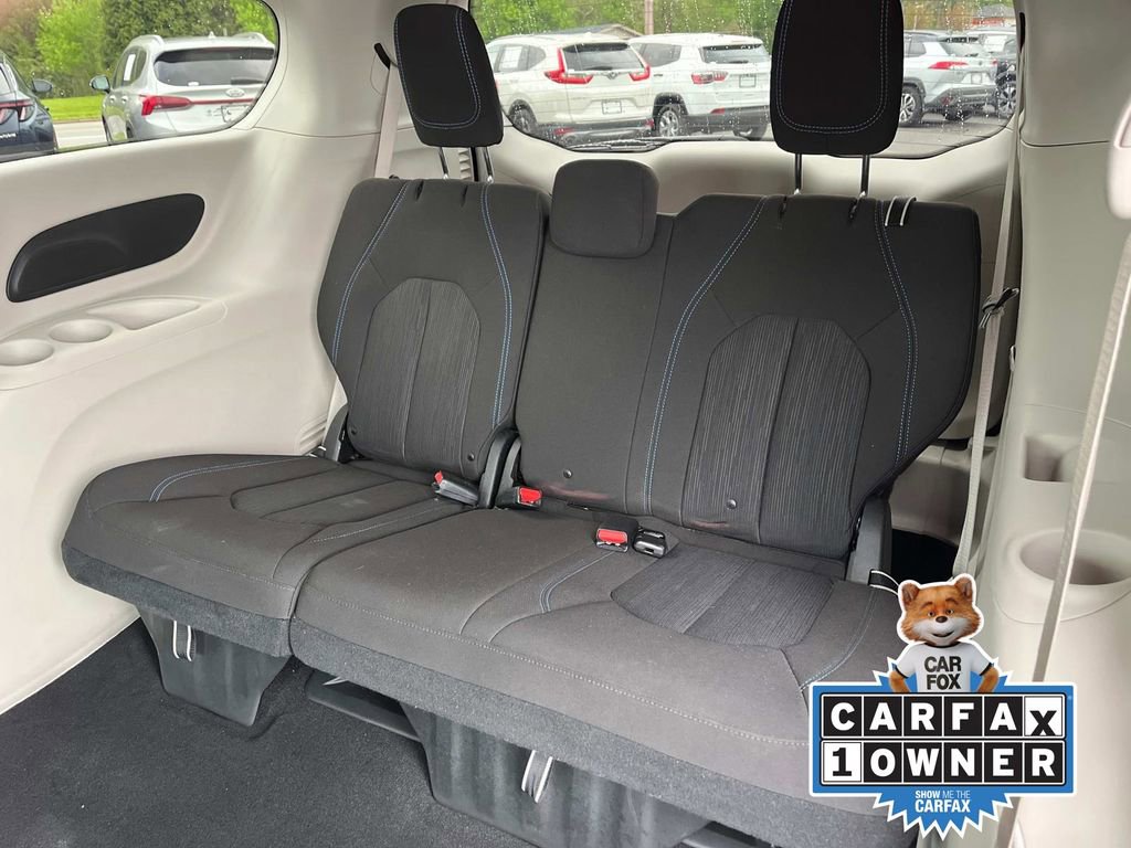 Used 2021 Chrysler Pacifica Touring image 17