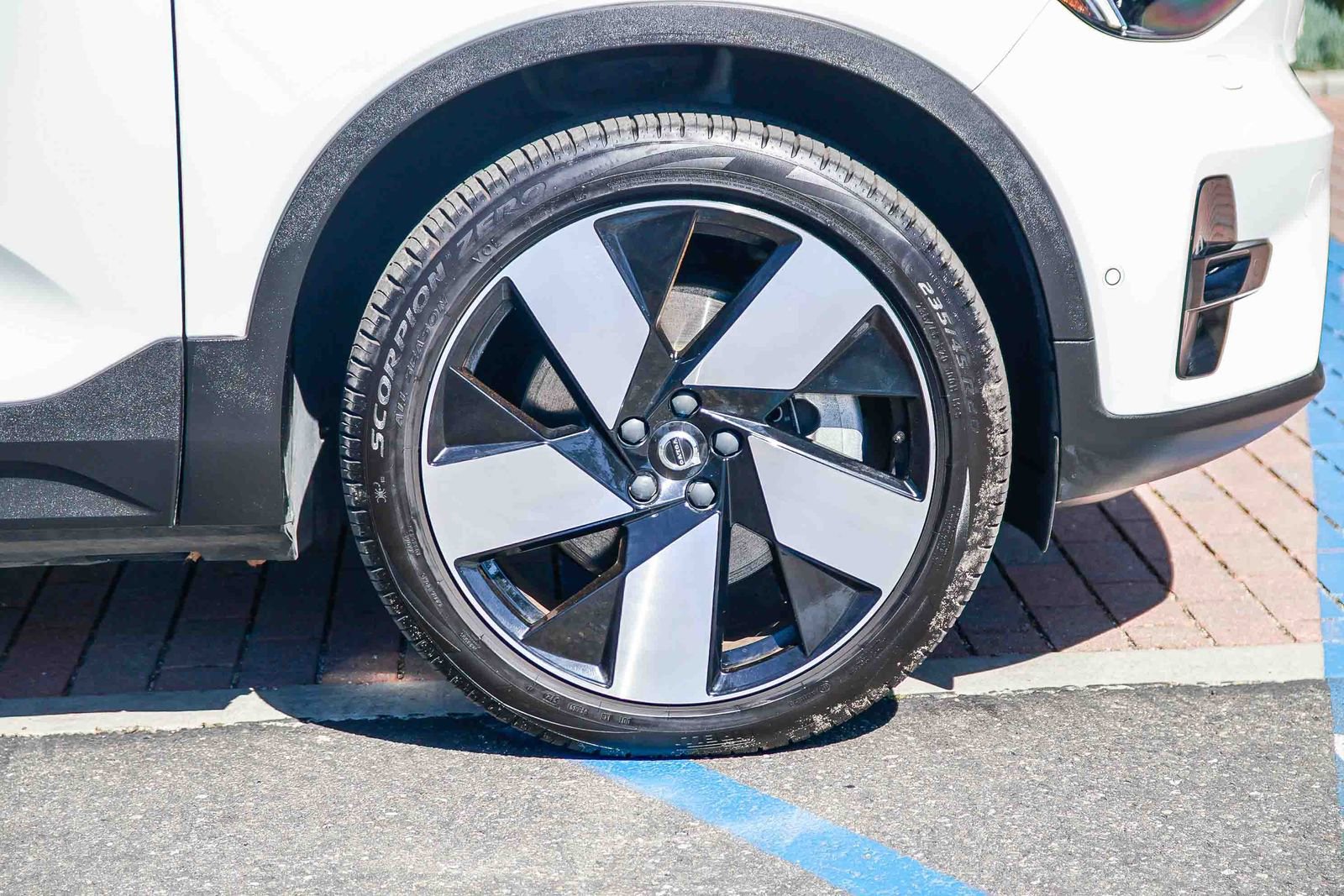 Used 2023 Volvo XC40 Recharge Plus image 11