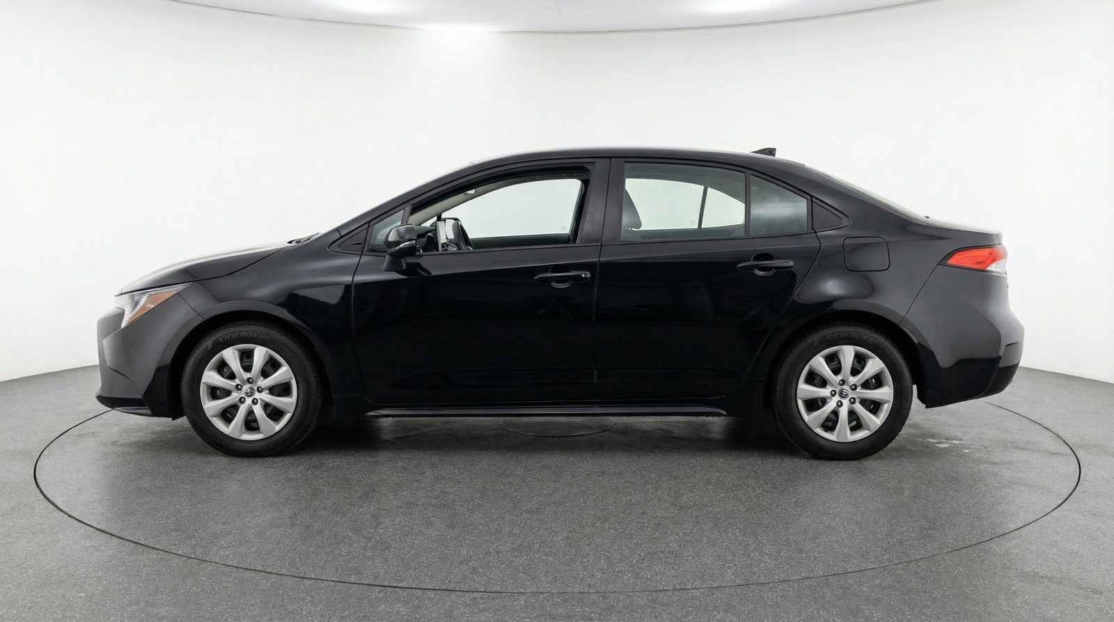 Used 2025 Toyota Corolla LE FWD image 5