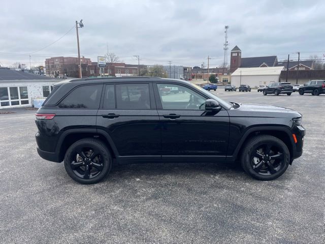 Used 2023 Jeep Grand Cherokee Limited w/ Black Appearance Package image 4
