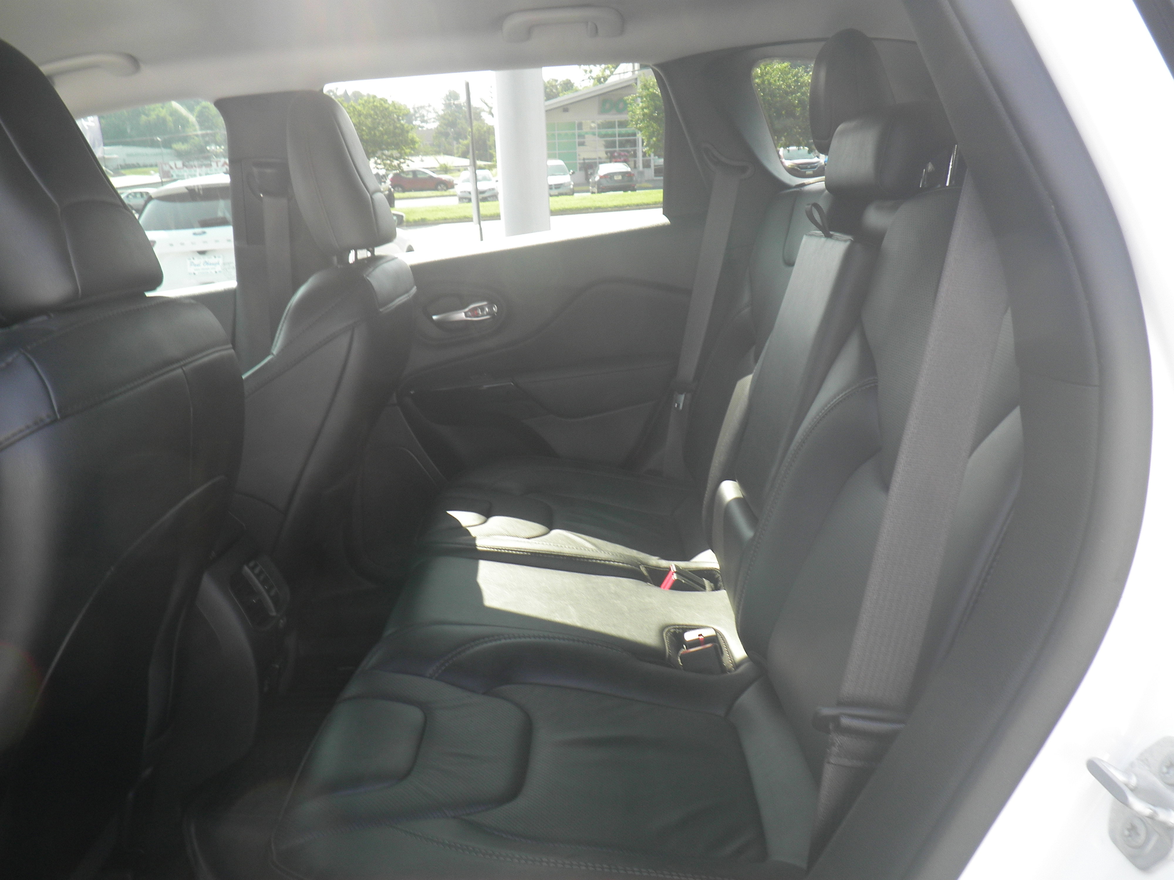 Used 2023 Jeep Cherokee Altitude Lux image 18