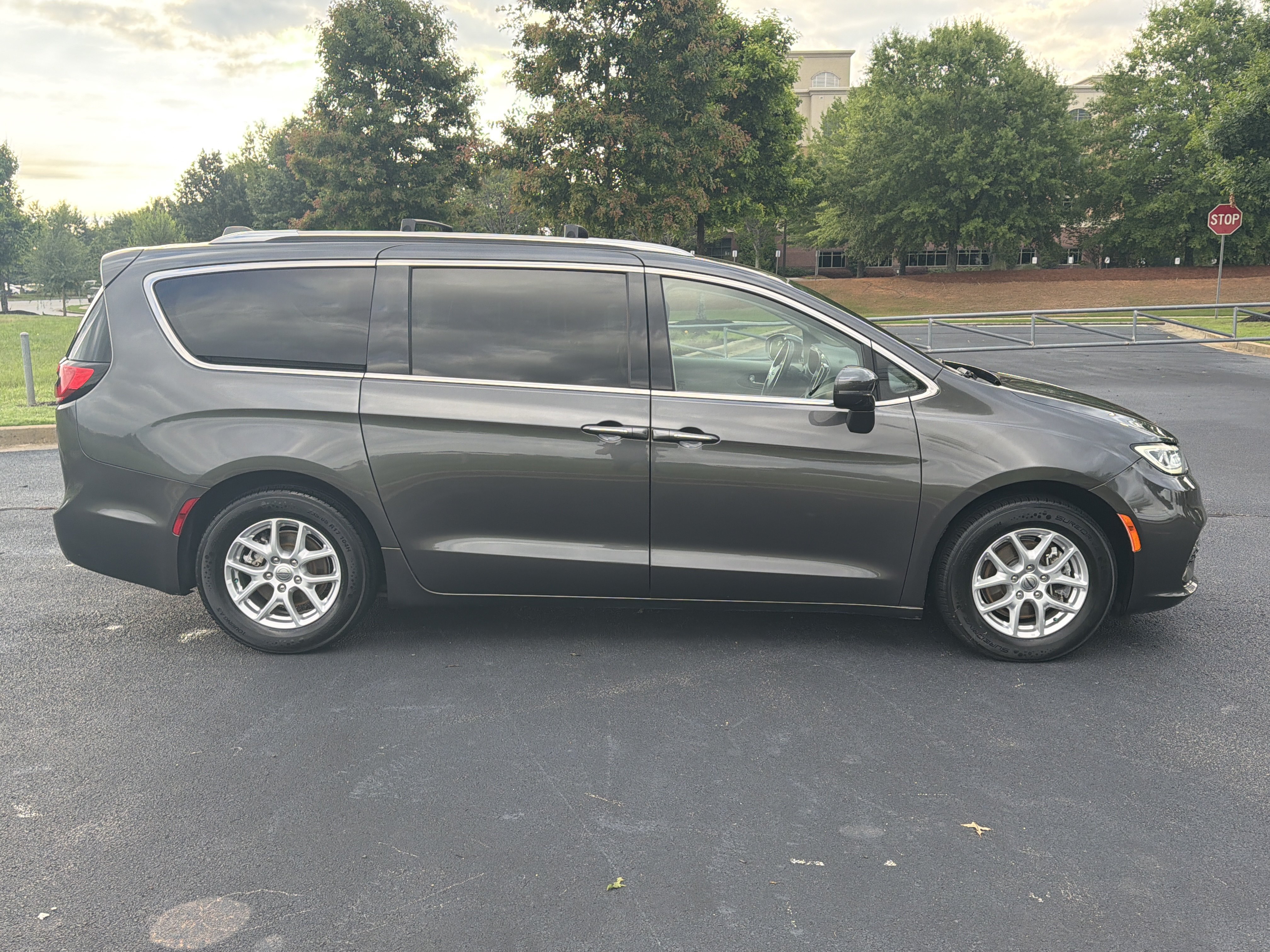Used 2021 Chrysler Pacifica Touring-L FWD image 10