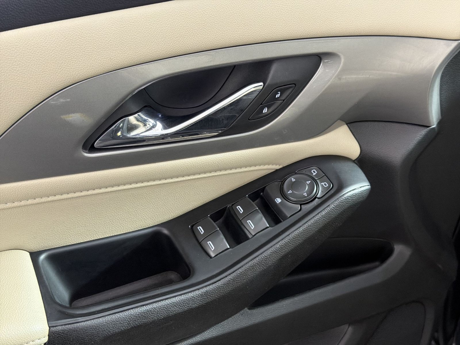 Used 2022 Chevrolet Traverse LS FWD image 13