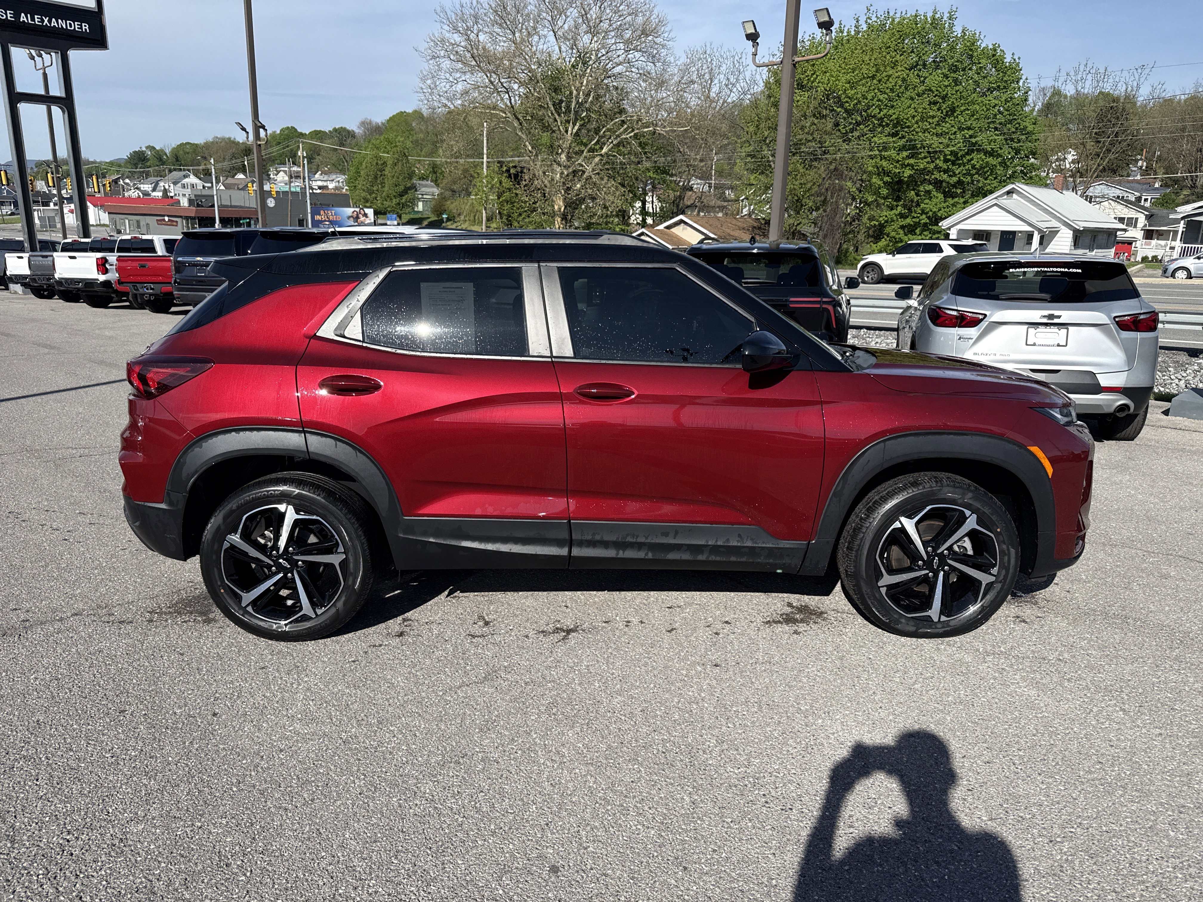 Used 2022 Chevrolet TrailBlazer RS w/ Sun and Liftgate Package image 2