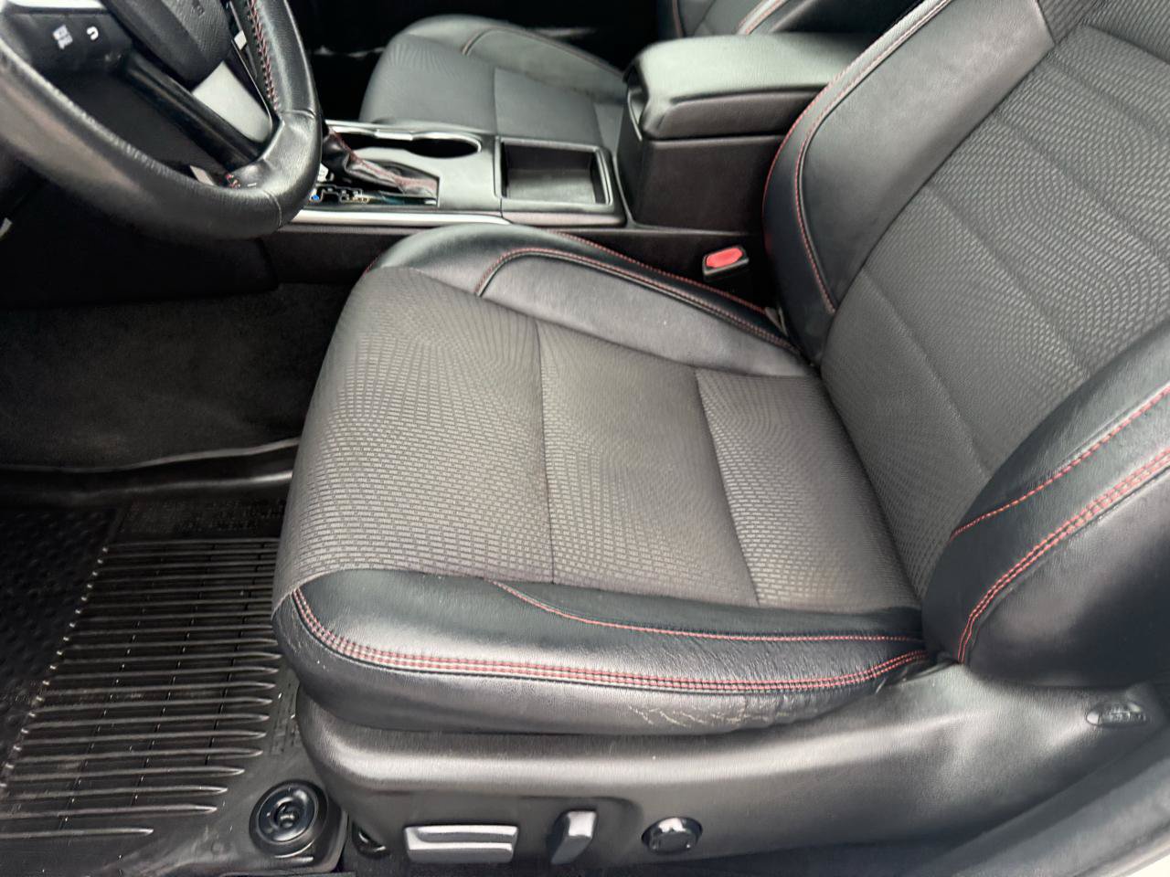 Used 2017 Toyota Camry SE w/ Moonroof Package FWD image 10