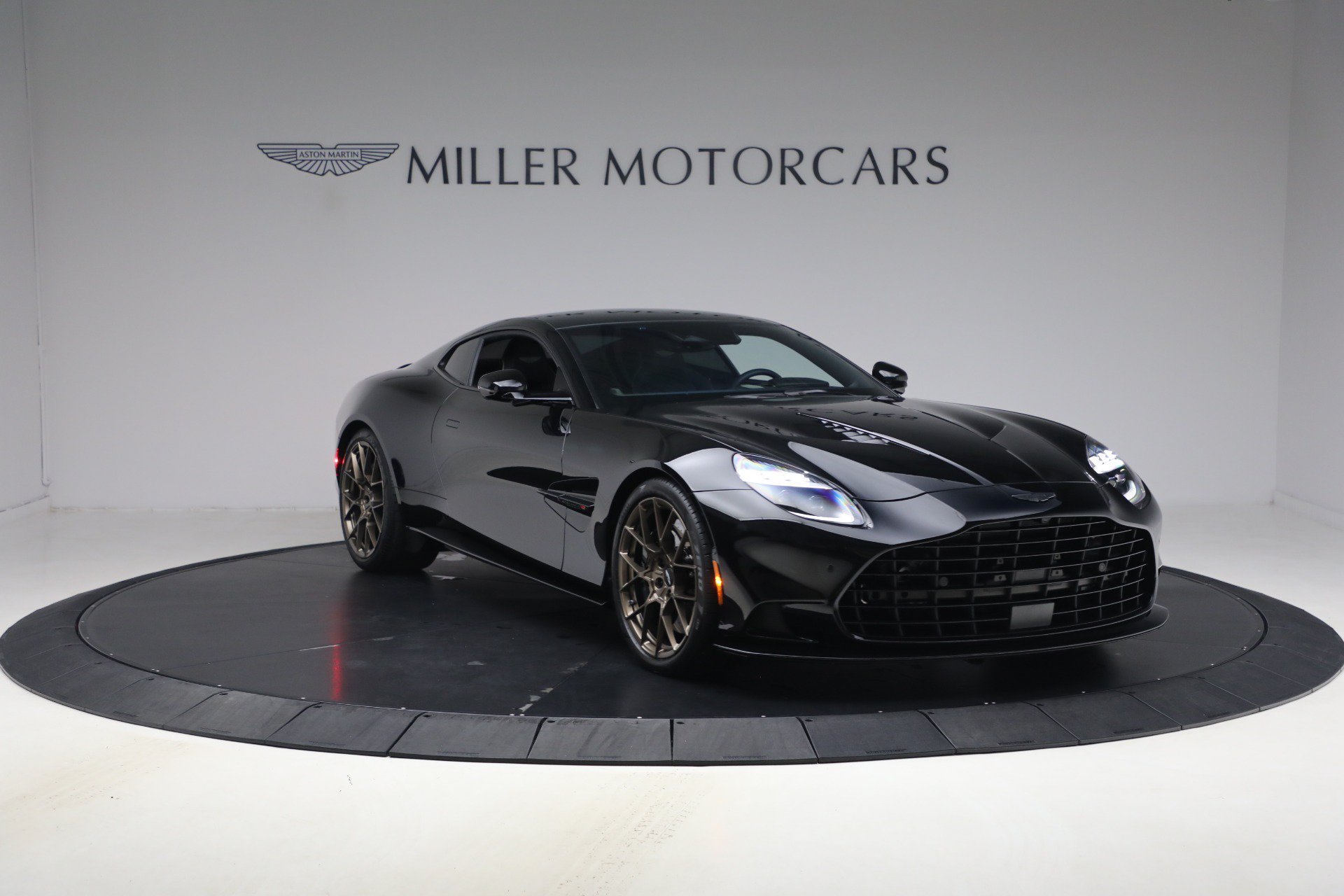 Used 2025 Aston Martin Vanquish RWD image 11