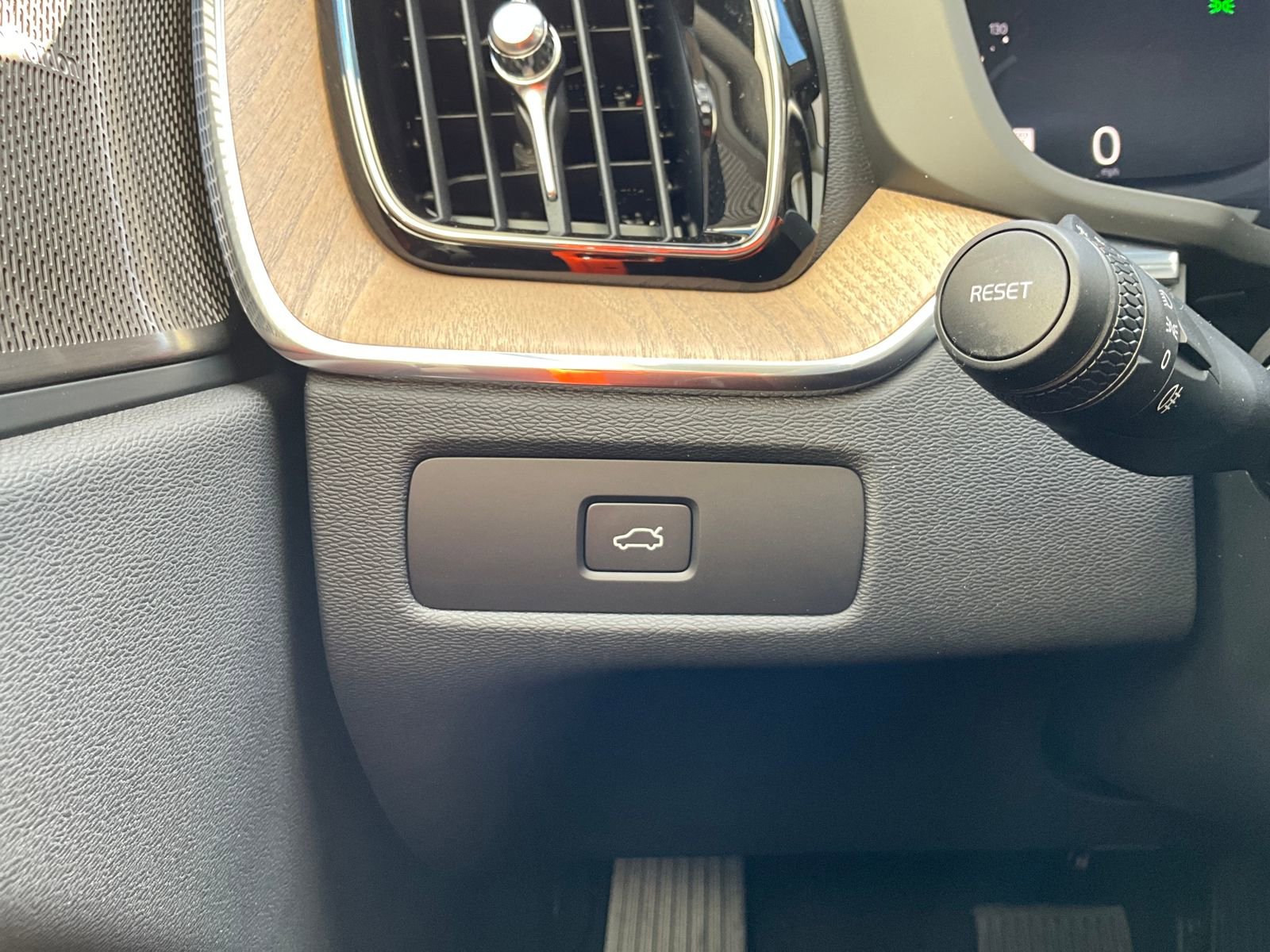 New 2026 Volvo XC60 B5 Plus w/ Climate Package image 24