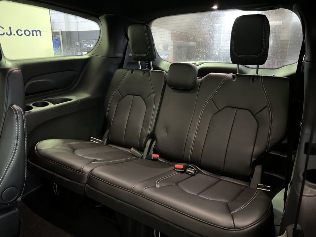 New 2026 Chrysler Pacifica Select image 30