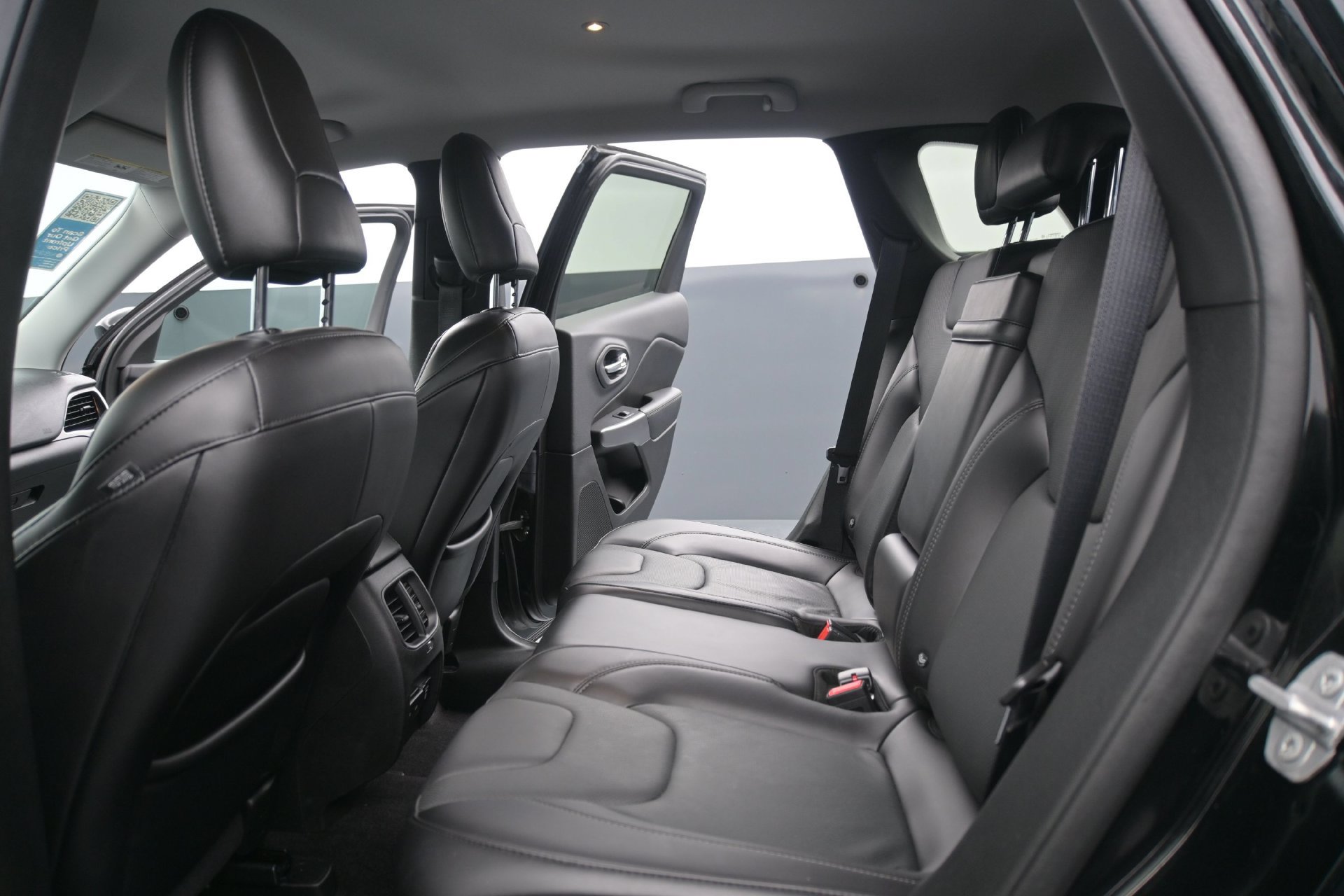 Used 2019 Jeep Cherokee Limited w/ Trailer Tow Group AWD/4WD image 16