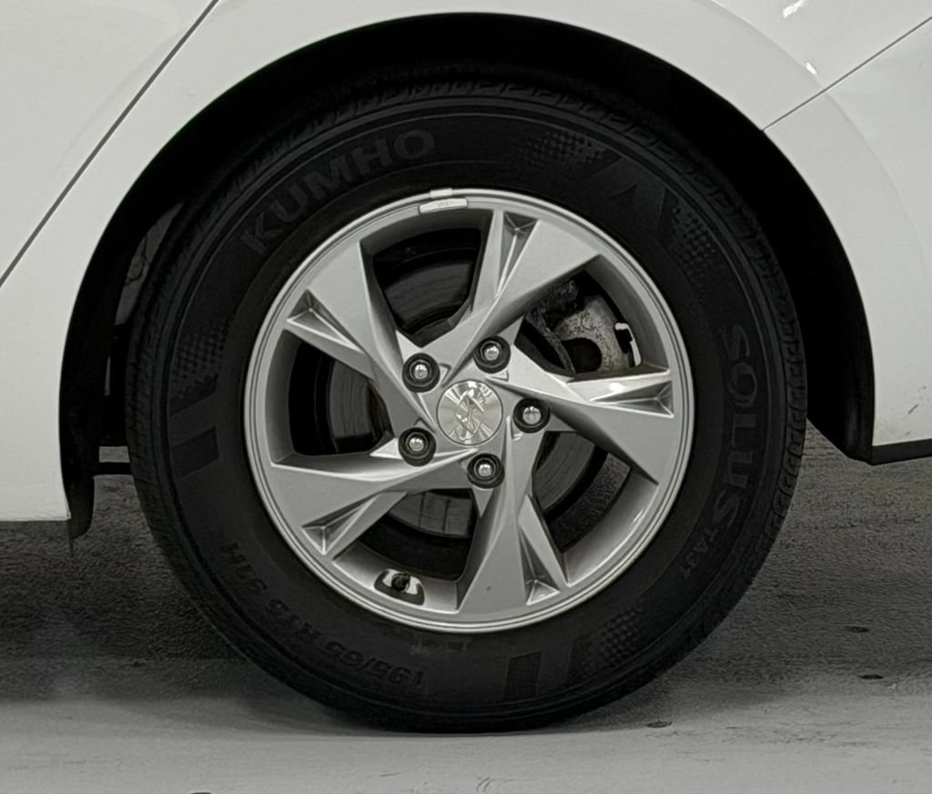 Certified 2023 Hyundai Elantra SE FWD image 8