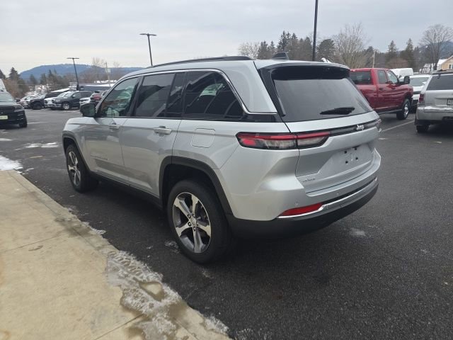 Certified 2024 Jeep Grand Cherokee Limited w/ Luxury Tech Group II AWD/4WD image 4