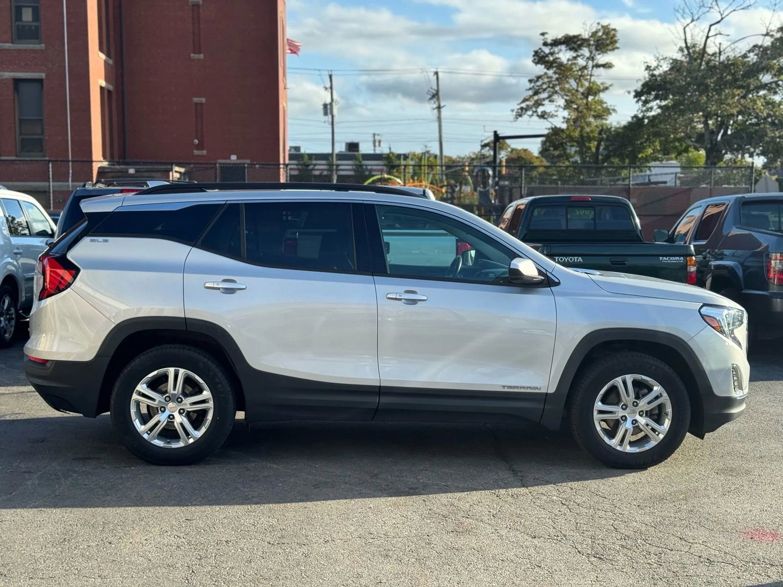 Used 2018 GMC Terrain SLE w/ Driver Convenience Package image 3