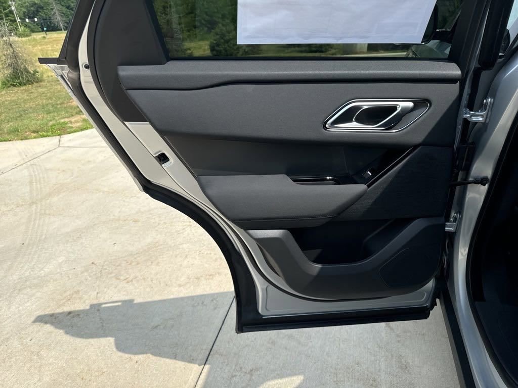 Used 2025 Land Rover Range Rover Velar Dynamic SE image 16