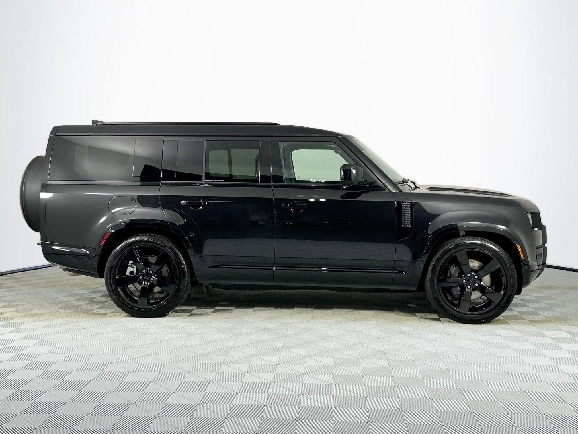Used 2026 Land Rover Defender 130 X-Dynamic SE image 4