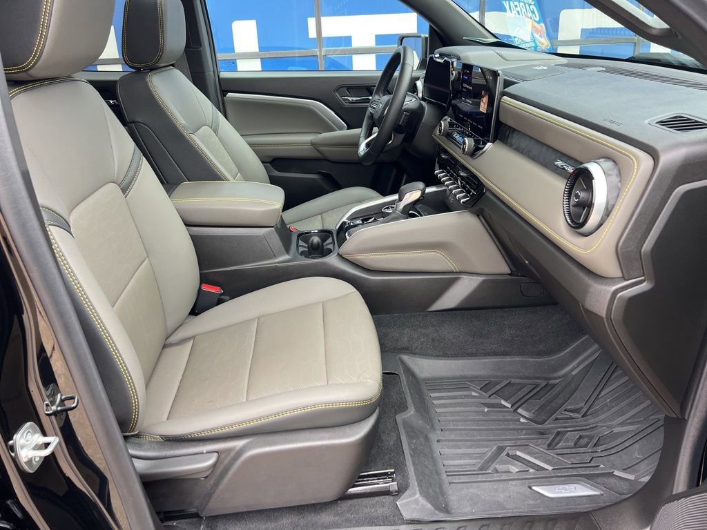 Used 2025 Chevrolet Colorado ZR2 w/ Technology Package AWD/4WD image 13