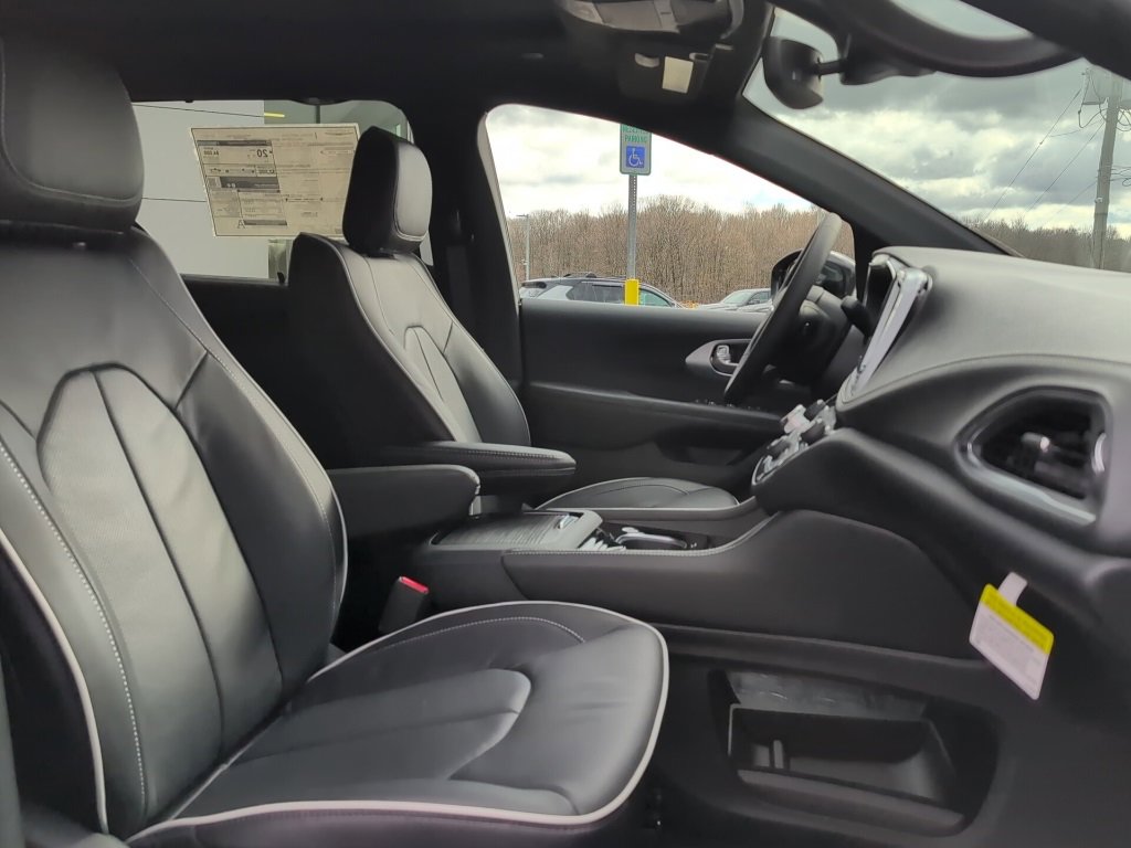 New 2026 Chrysler Pacifica Limited image 10