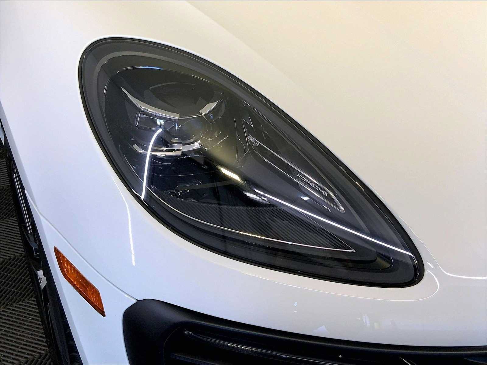Certified 2024 Porsche Macan AWD/4WD image 12