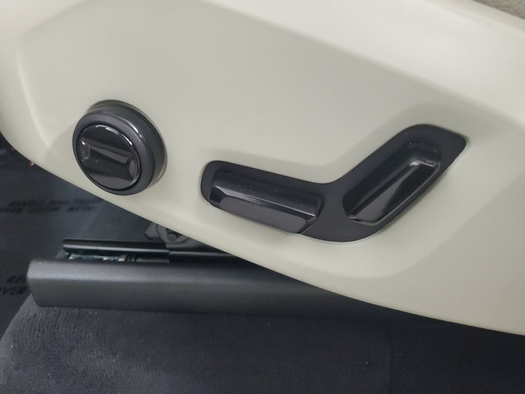 Certified 2025 Volvo XC90 B5 Plus w/ Protection Package AWD/4WD image 22