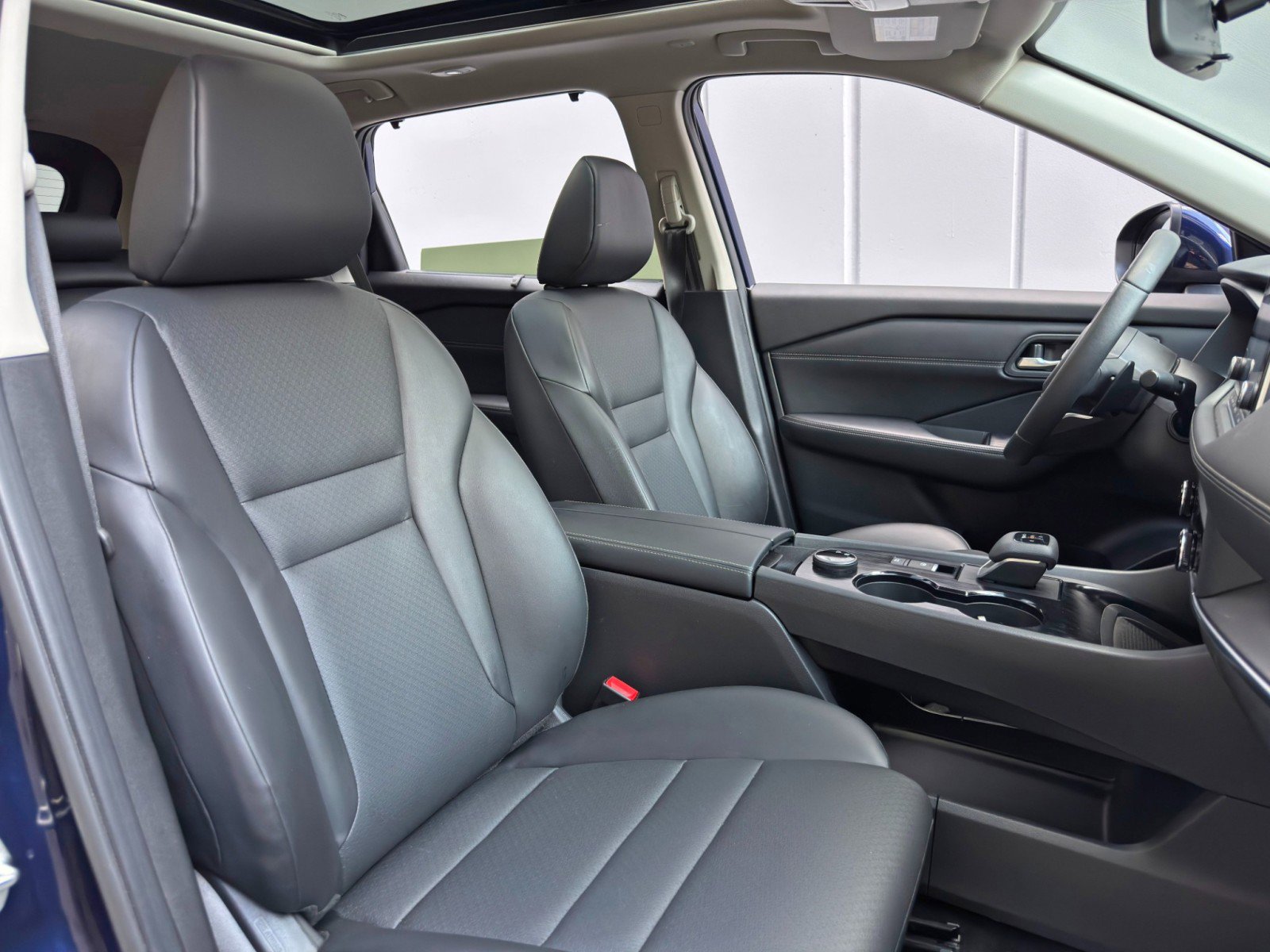 Used 2024 Nissan Rogue SV w/ SV Premium Package image 32